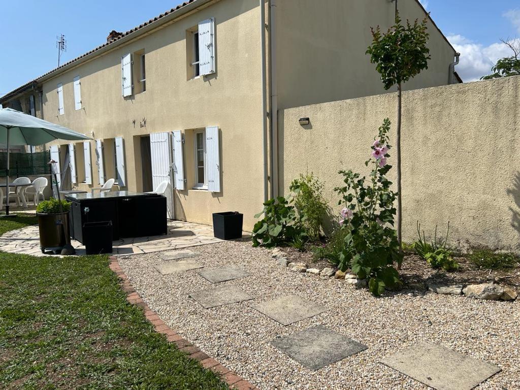 Вилла Les Tremieres Le Thou Экстерьер фото